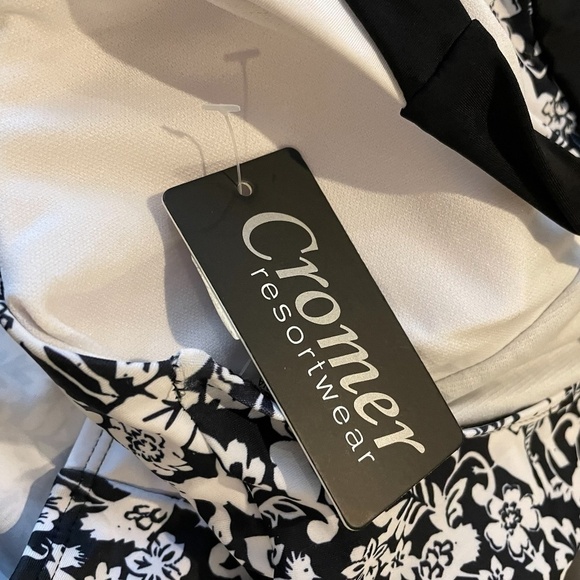 Nwt One Piece Halter Black and white Swimsuit🖤 - Picture 9 of 9